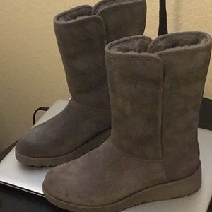 NWB UGG Amie grey size 7